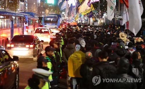 정부의 노동 개혁과 역사 교과서 국정화 추진에 반대하는 진보 성향 단체들이 5일 오후 서울광장을 비롯한 서울 도심에서 제2차 민중총궐기 대회를 열었다. 집회 참가자들이 서울광장에서 열린 집회를 마치고 서울대학교 병원 방향으로 행진하고 있다. 사진=연합뉴스