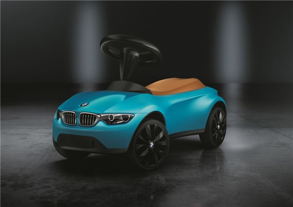 BMW 베이비레이서 Ⅲ는 인체공학적으로 최적화 된 스티어링 휠, 소음방지 고무 타이어와 속도계를 장착했다.
