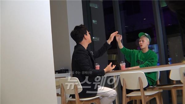 ‘타인의 취향’ 갓세븐 잭슨이 김성주로부터 MC 진행법을 전수받았다 / 사진= JTBC