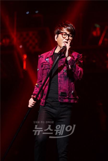 신승훈, 9년 만에 ‘MBC 가요대제전’ 출연 ‘시상식 중 유일’ 기사의 사진