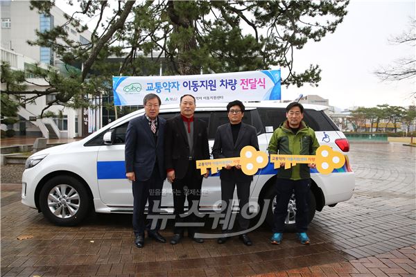 박철환 군수가 지난 4일 교통약자 이동지원차량을 전달하고 관계자들과 기념촬영하고 있다.