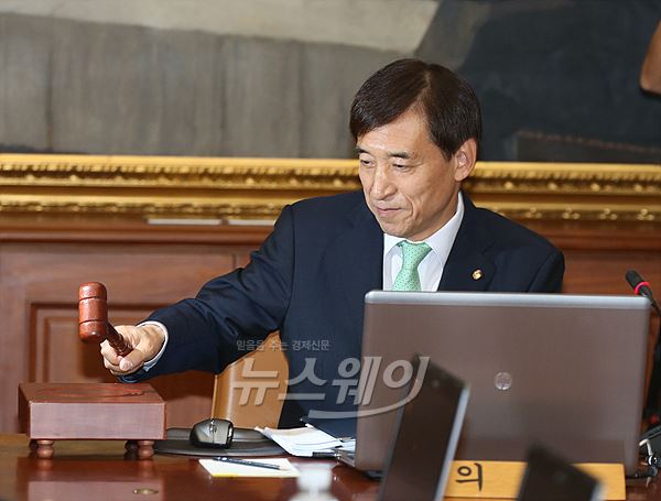 한국은행 금융통화위원회 본회의 모습(사진은 이주열 한국은행 총재). 사진=이수길 기자