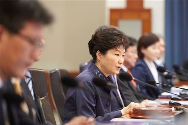 지난달 10일 박근혜 대통령이 청와대에서 국무회의를 주재하고 있다. 사진=청와대 제공