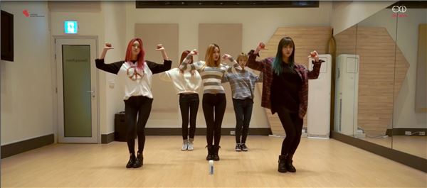 EXID, ‘핫핑크’ MV 700만뷰 돌파 기념 안무 영상 공개···거침없는 섹시미 눈길 기사의 사진