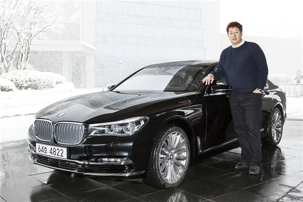 BMW 코리아는 한국인 최초로 일본 시리즈 MVP로 활약 한 이대호 선수에게 뉴 7시리즈를 의전 차량으로 지원키로 했다.