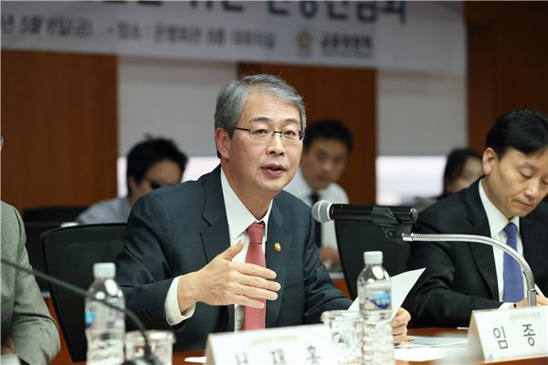 ‘1등 장관’ 임종룡 금융위원장 거취에 쏠린 눈 기사의 사진