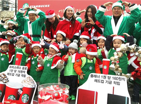 스타벅스커피 코리아(대표 이석구, 사진 맨뒷줄 왼쪽 2번째)가 9일 서울 무교동에서 초록우산 어린이재단(회장 이제훈, 사진 맨뒷줄 오른쪽 1번째)과 함께 소외계층 어린이 후원을 위한 ‘산타 바리스타’ 발대식과 함께 모금 행사를 진행했다. 사진=스타벅스 코리아 제공