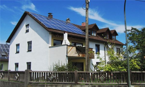 한화큐셀 태양광 모듈이 설치된 주택사진(영국) 사진=한화큐셀 제공