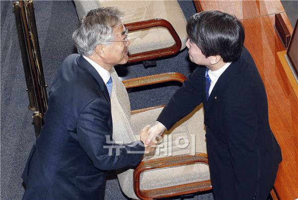 새정치민주연합 문재인 대표(왼쪽) 안철수 의원. 사진=뉴스웨이DB