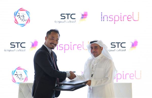 지난 11월 두바이에서 열린 정보통신쇼핑박람회(GITEX 2015)에서 SK와 STC 관계자가 만나 양사간 벤처기업 공동육성, 현지사업화 지원을 다짐하는 협약서를 체결했다. 사진=SK그룹 제공