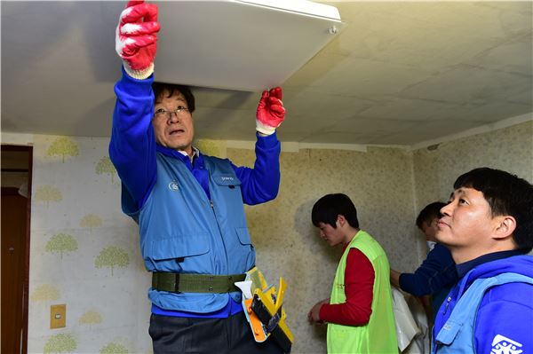 권오준 포스코 회장을 비롯한 임직원 30여명이 지난 12일 서울시 종로구에 위치한 저소득층 가정 2곳을 직접 찾아 집수리 봉사활동을 펼쳤다. 사진=포스코 제공