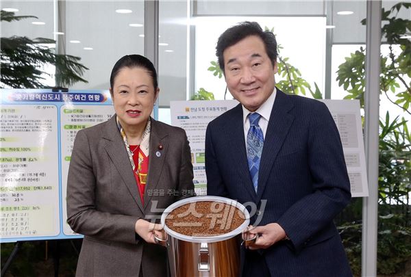 쓰치야 시나코 일본 중의원 외무위원장이 14일 전남도를 방문, 이낙연 지사에게 편백 씨앗 30만 그루 분을 기증하고 있다.