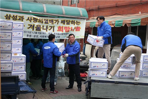 삼성그룹은 지난 9일부터 이달 말까지 3주간 ‘연말 이웃사랑 캠페인’을 전개하고 있다. 사진은 지난 9일 삼성그룹 계열사 임직원들이 서울 돈의동 쪽방촌에서 생필품 세트를 전달하고 있는 모습. 사진=삼성그룹 제공