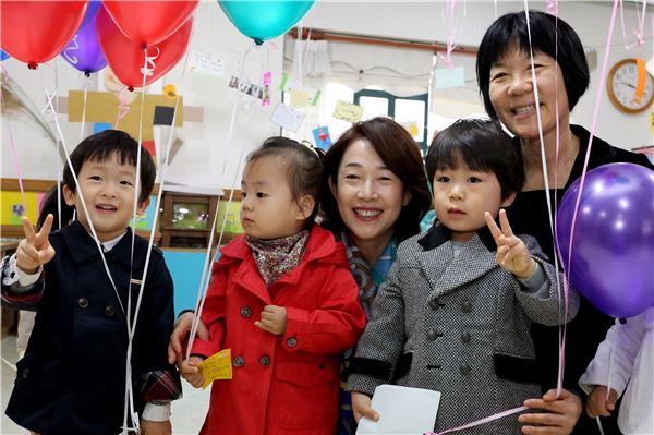 이어룡 대신금융그룹 회장이 영유아 보육시설인 이화영아원을 방문해 아이들과 시간을 보내고 있다.(사진=대신증권 제공)