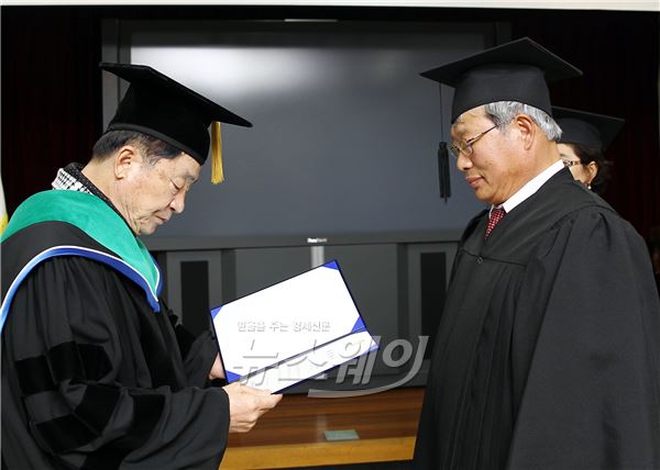 지난 15일 안병호 군수가 농업대학 졸업식서 졸업증서를 전달하고 있다. 