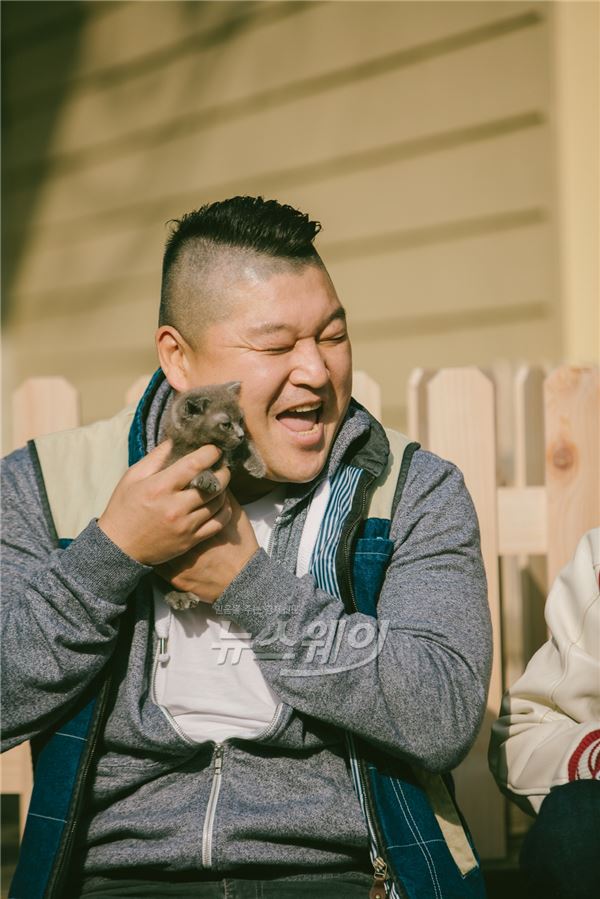 JTBC 신규 예능프로그램 ‘마리와 나’에서 야생 호랑이 강호동은 생후 2개월 된 아기 고양이를 맡아 돌보는 모습이 그려졌다/ 사진= JTBC