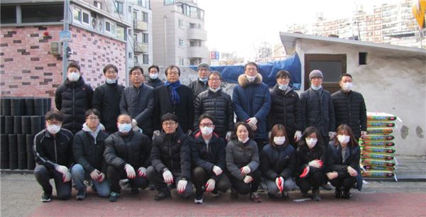 한국주택협회 직원들이 지난 16일 서울 상도동에서 사랑의 연탄나눔 활동을 펼친 뒤 기념촬영을 하고 있다.(출처=주택협회)