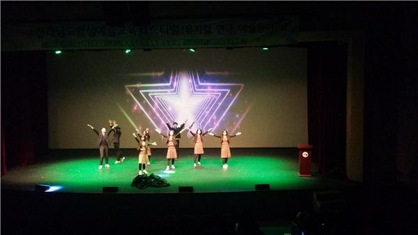 목포 영흥중학교 뮤지컬 동아리반 학생들이 뮤지컬공연 연습을 하고 있다.