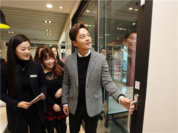 17일 LG하우시스는 서울 논현동에 위치한 플래그십 스토어 ‘지인스퀘어’에서 광고모델 이서진과 소비자 50여명이 참석한 가운데 공개 행사를 가졌다. 사진=LG하우시스 제공
