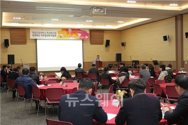 전남도립대학교(총장 김왕복)는 17일 광주 김대중컨벤션센터에서 금년도 교육부 특성화 사업을 통해 지역에 우수인재를 배출하여 지역에 취업시키는 특성화 성과확산을 위한 NCS 직무협의체 박람회를 열었다.<br />
