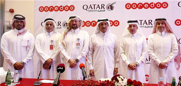 아크바르 알 바커 카타르항공 그룹 CEO(오른쪽에서 두번째), 왈리드 알 사예드 오레두 카타르 CEO(왼쪽에서 세번째) 등 관계자들이 기념 촬영을 하고 있다. 사진=카타르항공 제공