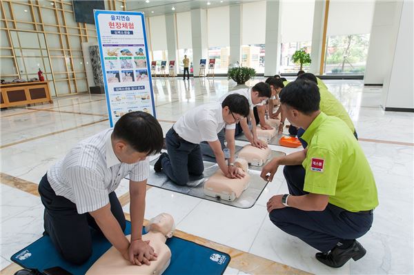 광주은행 임직원들이 지난 8월 실시된 2015 을지연습에서 심폐소생술 훈련을 실시하고 있다. 사진=광주은행 제공