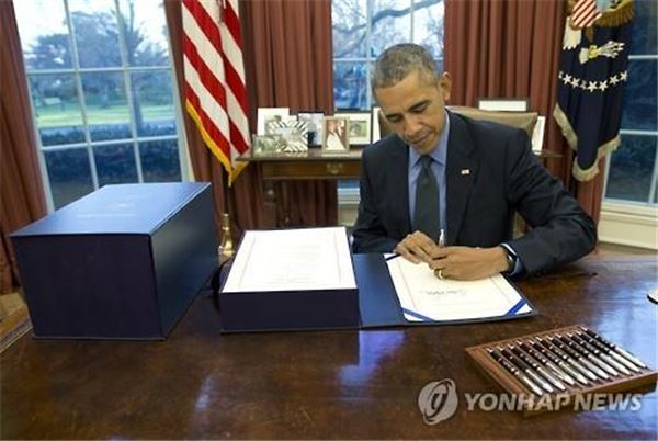 18일(현지시간) 2016회계연도 예산안에 서명하는 버락 오바마 미국 대통령. 사진=연합뉴스 제공
