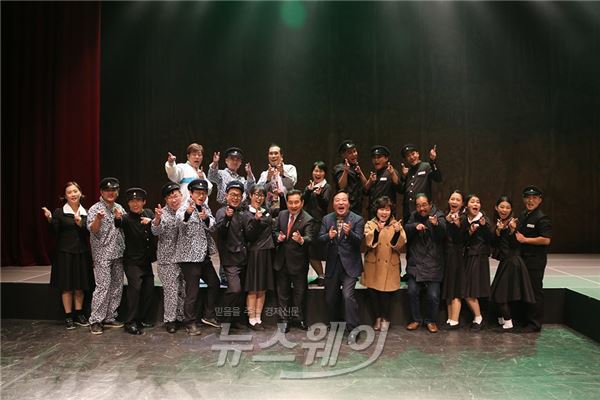공연이 끝난 후 김철주 군수와 이윤석 의원을 비롯한 공연자들이 포즈를 취하고 있다.