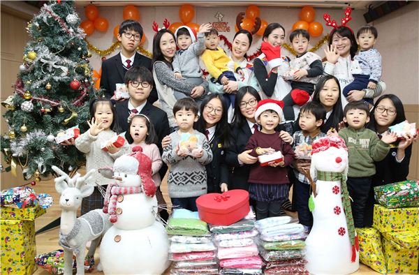 아시아나항공 임직원들과 경기 용인 홍천중학교 학생들이 지난 18일 인천 부평구 사회복지시설 ‘파인트리홈’을 찾아 아이들에게 성탄절 선물을 전달했다. 사진=아시아나항공 제공