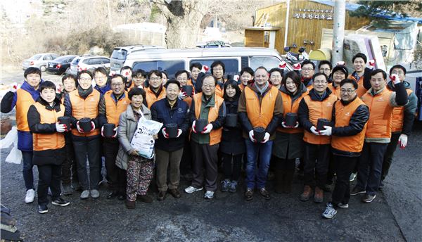 ㈜한화는 지난 21일 서울 정릉동 일대에서 저소득 에너지 빈곤층을 위한 연탄 나눔 봉사활동을 진행했다. 사진=㈜한화 제공