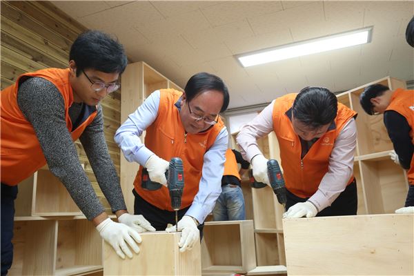 꿈에그린 도서관 지원사업에 참여하고 있는 한화건설 임직원들. 사진=한화건설 제공