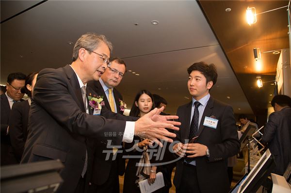 임종룡 금융위원장이 지난해 열린 제5차 핀테크 데모데이 행사에서 찰스 헤이 주한영국대사에게 국내 핀테크 기술을 설명하고 있다. 사진=금융위원회 제공