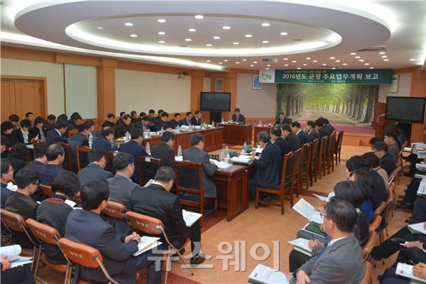 담양군은 지난 23일, 최형식 군수 주재로 각 실과단소장과 담당 등 100여명이 참석한 가운데 ‘더 좋은 경제 행복한 복지 담양’ 실현을 위한 2016년 주요업무계획 보고회를 개최했다고 밝혔다. 사진=담양군 제공