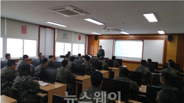 전남과학대학교 부사관학군단 후보생들이 육군 부사관학교 교관을 통해 2박 3일간의 동계입영훈련 전 집체교육을 하고 있다