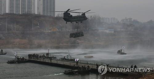 한국 작년 세계 최대 무기 수입국인 것으로 나타났다. 사진은 한국이 미국으로부터 수입한 CH-47 헬기. 사진=연합뉴스