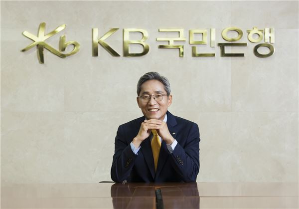 윤종규 회장, KB금융 친정체제 가동···전략·재무통 대거 발탁 기사의 사진