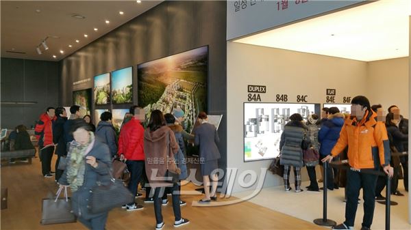 ‘e편한세상 테라스 위례’ 모델하우스 방문객들이 내부를 구경하고 있다. 사진=서승범 기자 seo6100@