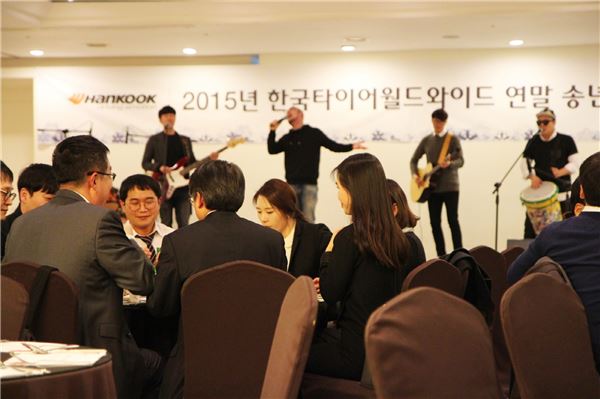 한국타이어는 지난 28일 서울 스칼라티움에서 열린 ‘2015 한국타이어월드와이드 나눔문화 송년회’를 통해 한국타이어월드와이드 임직원들의 소장품 경매로 모은 수익금을 기부하는 ‘사랑나눔 경매’를 개최했다. 사진=한국타이어 제공