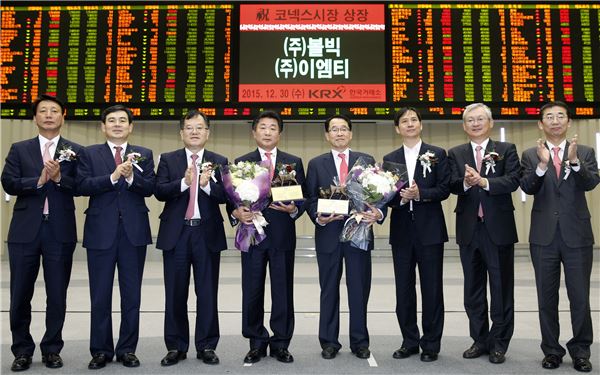 왼쪽부터 강홍기 한국IR협의회 부회장, 김성현 KB투자증권 IB총괄대표, 김재준 한국거래소 코스닥시장위원회 위원장, 문경안 볼빅 대표이사, 유상열 이엠티 대표이사, 바이호우샨 베이징롱바이홀딩스 동사장, 정영채 NH투자증권 IB사업부 대표, 김군호 코넥스협회 회장이 기념촬영을 하고 있다. 사진=한국거래소 제공