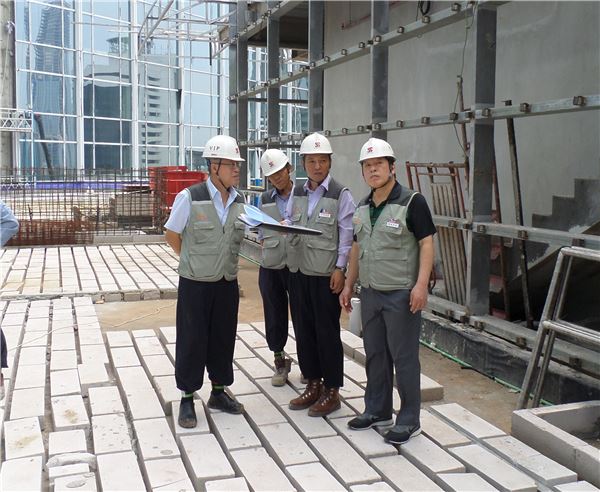 지난해 11월 자카르타 호텔 현장을 방문한 김석준 쌍용건설 회장