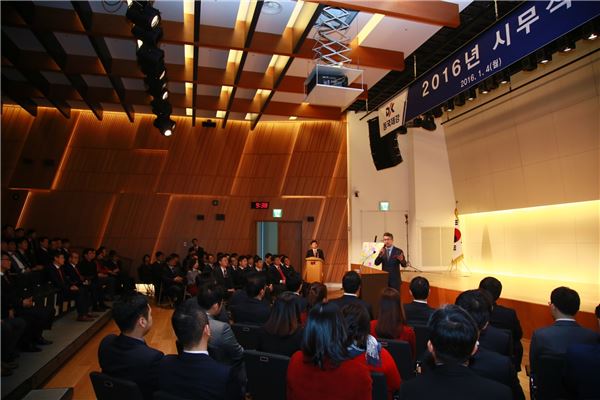 동국제강 장세욱 부회장은 ‘2016년 시무식’에서 “몰입을 통한 성과 창출”을 강조했다. 사진=동국제강 제공