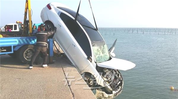 신안군 해상 추락 차량, 일가족 3명 숨진 채 발견 기사의 사진