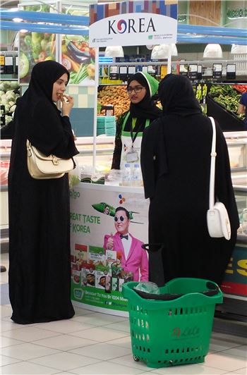 CJ제일제당 UAE 룰루 하이퍼마켓 비비고 만두 시식행사장. 사진=CJ제일제당 제공