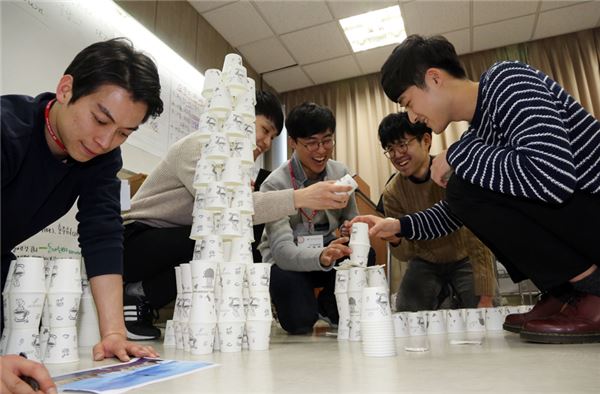 지난 7일 서울 동국대에서 진행중인 SK 고용 디딤돌 프로그램에 참여한 청년 구직자들이 종이컵 쌓기 게임을 통해 소통과 상호협력의 필요성을 체험해 보고 있다. 사진=SK그룹 제공