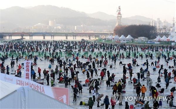 한파 시 행동요령의 주요 사항은 체온유지다. 휴일(10일) 오후부터 급격히 기온이 떨어질 것으로 기상청은 예보했다. 이에 따라 한파 시 행동요령이 화제다. 사진=연합뉴스 제공