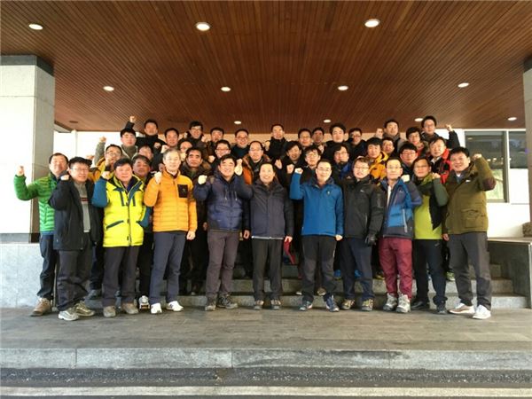 지난 9일 (주)한양 임직원들이 강원도 대관령 인근에서 수주기원제를 마치고 기념촬영을 하고 있다.(출처=한양)