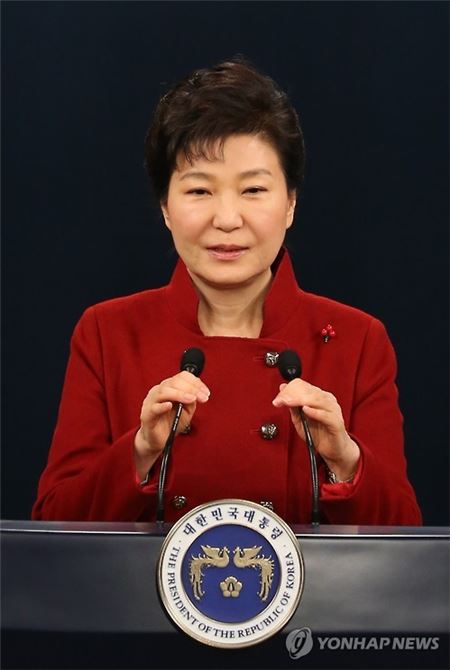 박근혜 대통령이 13일 청와대에서 대국민담화 및 기자회견을 갖고 있다. 사진=연합뉴스 제공