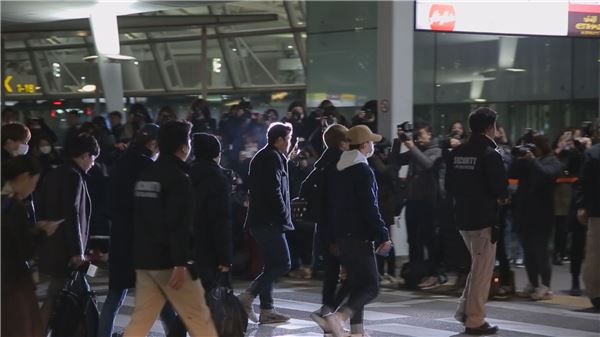 엑소(EXO)가 공항에 떴다?···★들의 공항 패션 취재현장 공개 (한밤의 TV연예) 기사의 사진