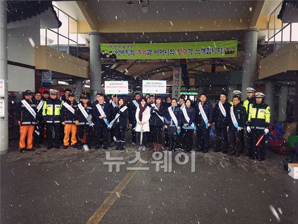 곡성군(군수 유근기)은 지난 13일 곡성 기차마을 전통시장에서 곡성경찰서, 곡성119안전센터, 한국농어촌공사곡성지사, 곡성읍 의용소방대 등 유관기관 임직원 100여 명이 참여한 가운데 ‘안전점검의 날 캠페인’을 전개했다.