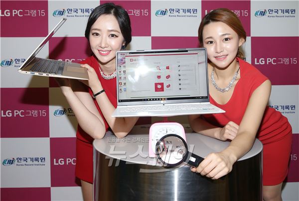 LG전자가 14일 서울 여의도 LG트윈타워에서 2016년형 PC·모니터 신제품 출시 행사를 연 가운데 모델들이 그램 15를 선보이고 있다. 사진=뉴스웨이DB